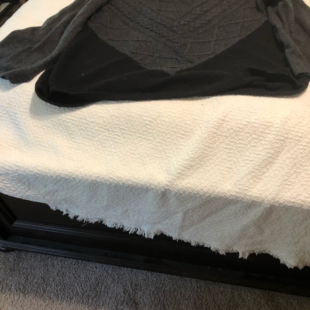 Gray/black sweater - Picture 2 of 2